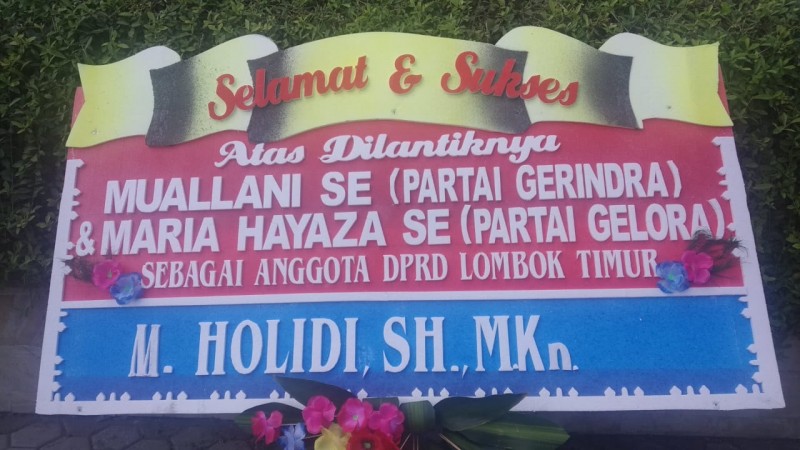 Foto Karangan Bunga dari M. Holidi, SH., M.Kn., Mengenai Ucapan Selamat atas Pengucapan Sumpah & Janji Anggota DPRD Lotim Periode 2024-2029 (Sumber: Dok. Pribadi)